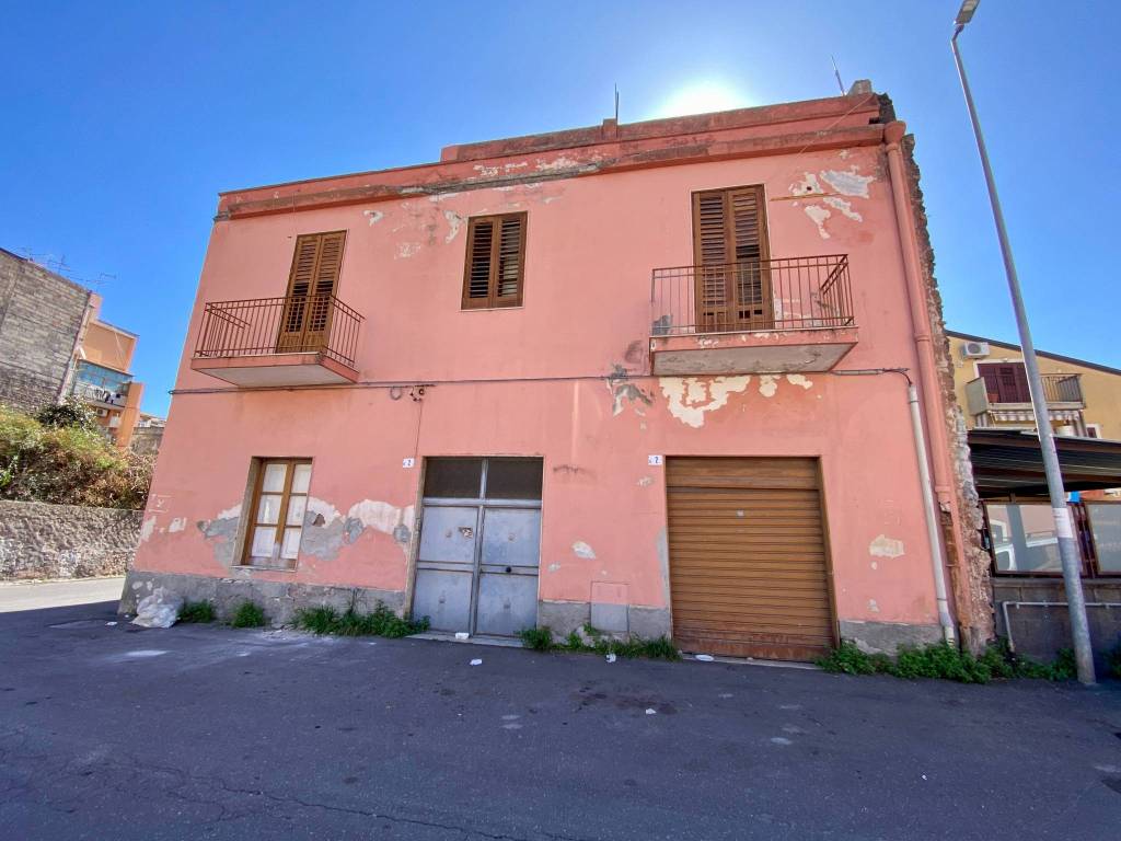 intera palazzina in vendita a Catania in zona Picanello
