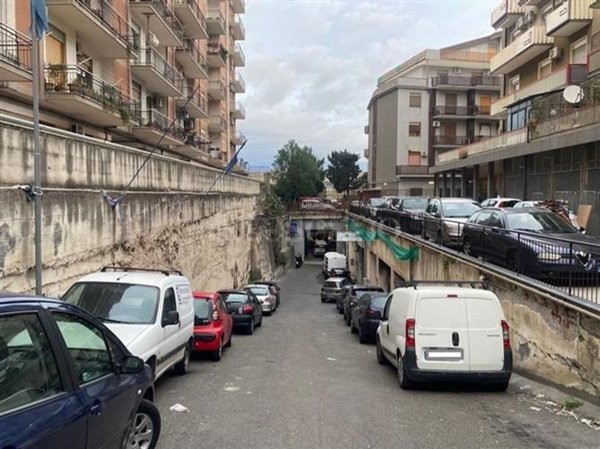 locale di sgombero in vendita a Catania