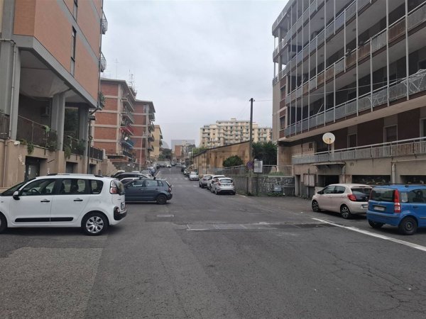 locale di sgombero in vendita a Catania in zona Ognina