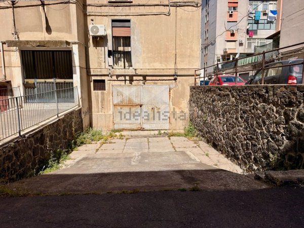 negozio in vendita a Catania in zona San Leone