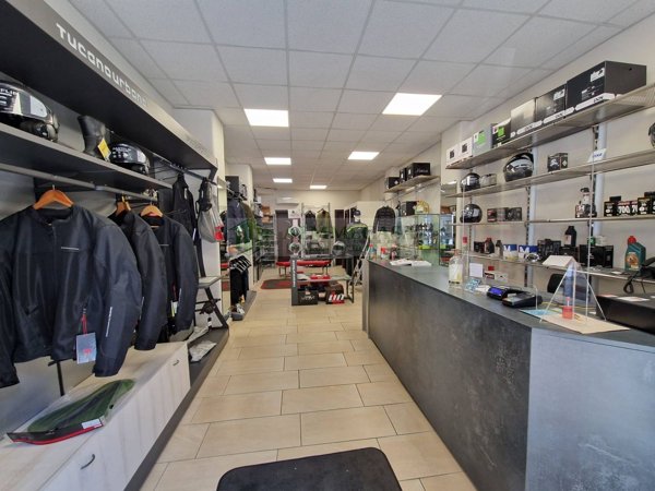 locale commerciale in vendita a Catania in zona Borgo Sant'Agata
