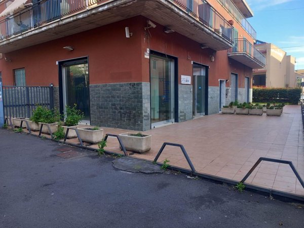 locale commerciale in vendita a Catania in zona Barriera del Bosco