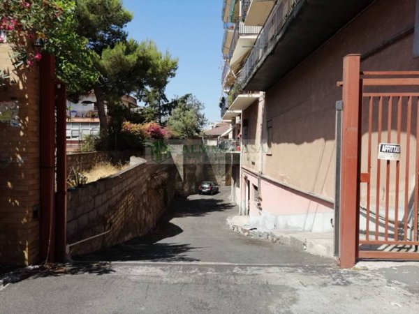 locale di sgombero in vendita a Catania in zona Barriera del Bosco