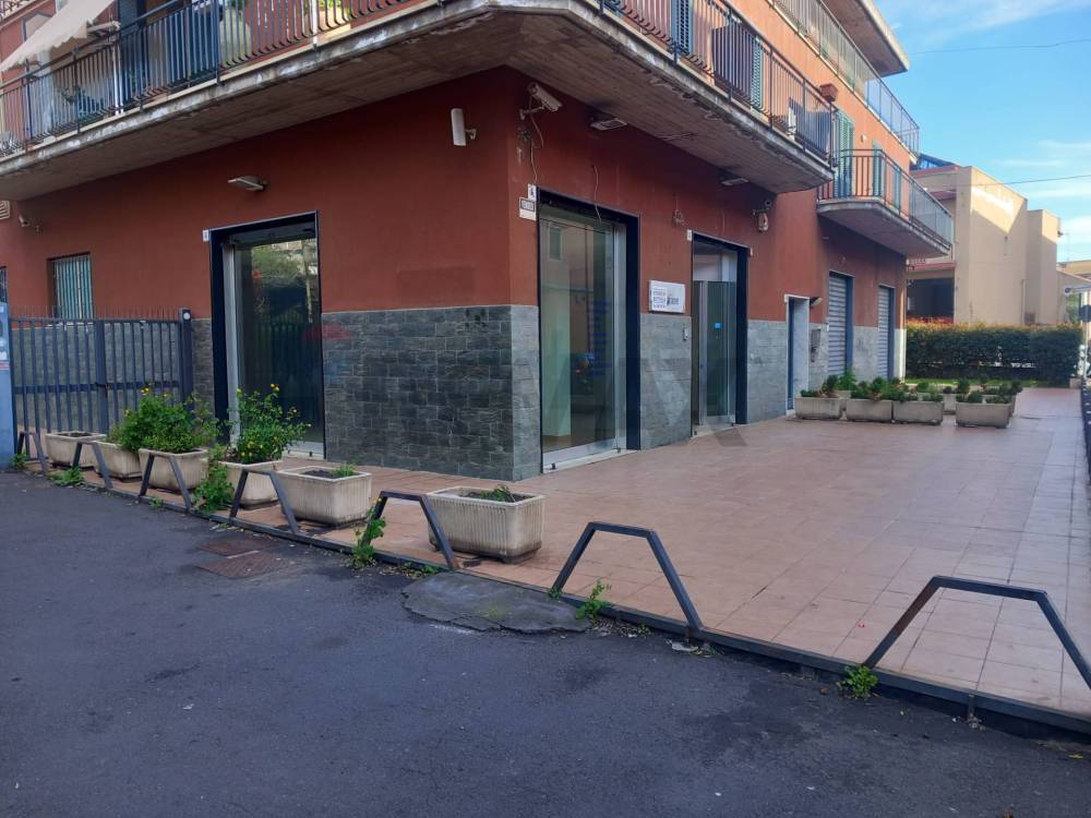 locale commerciale in vendita a Catania in zona Barriera del Bosco