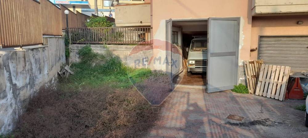 locale di sgombero in vendita a Fiumefreddo di Sicilia