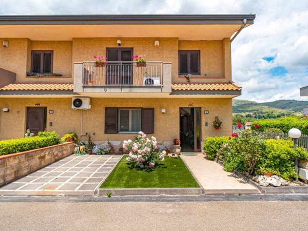 casa indipendente in vendita a Fiumefreddo di Sicilia