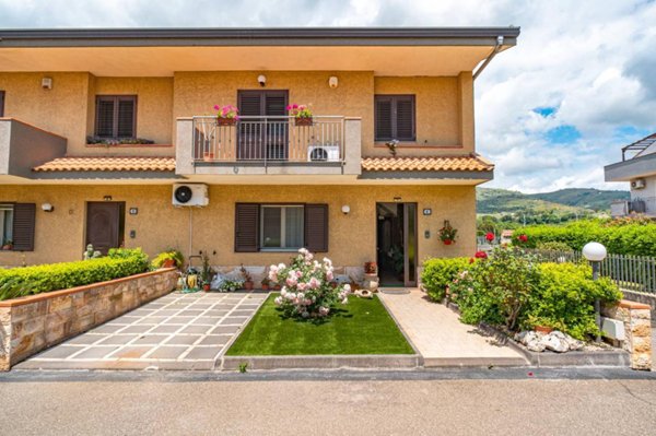 casa indipendente in vendita a Fiumefreddo di Sicilia