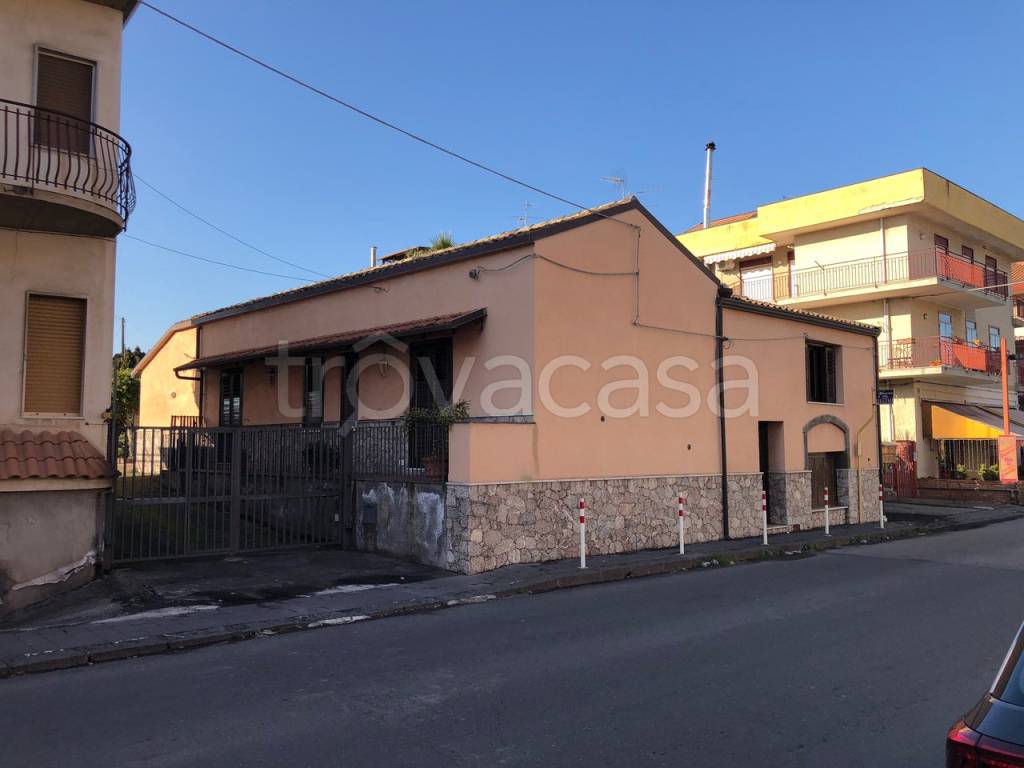 casa indipendente in vendita a Fiumefreddo di Sicilia