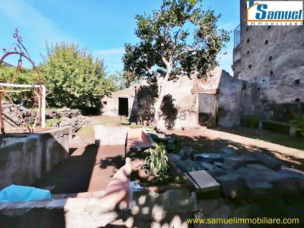 esavano in vendita a Giarre in zona Carruba