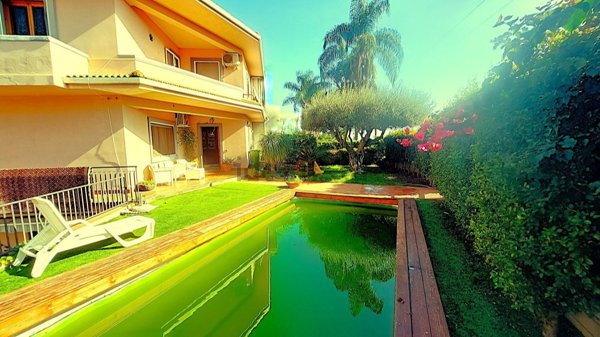 esavano in vendita a Giarre