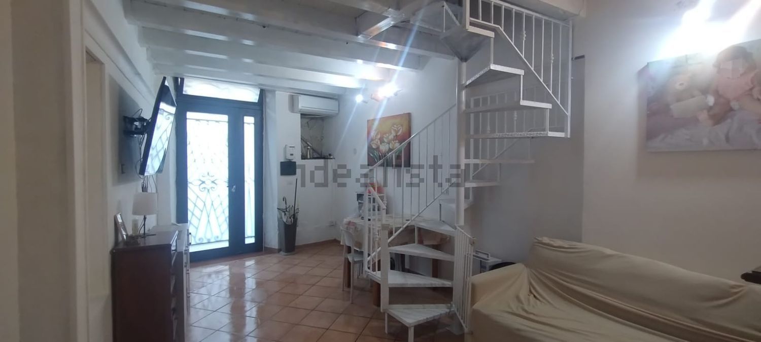 esavano in vendita a Giarre