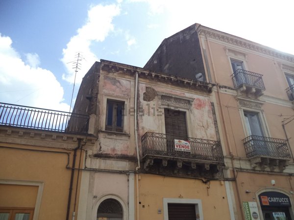 pentavano in vendita a Giarre