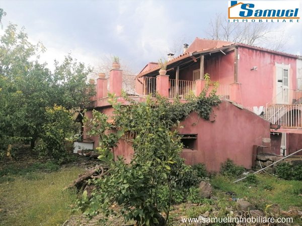 pentavano in vendita a Giarre in zona Macchia