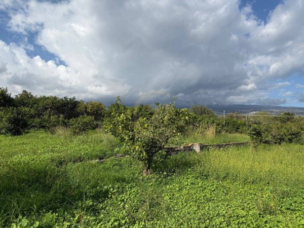 terreno in vendita a Giarre in zona Trepunti