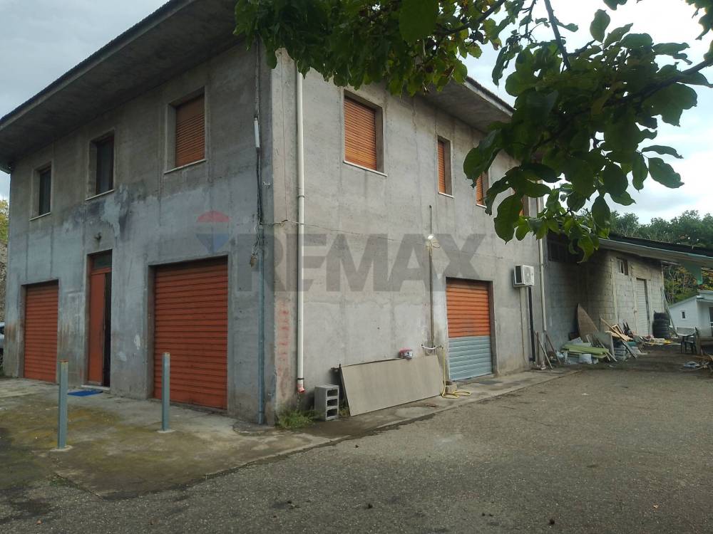 locale commerciale in vendita a Giarre in zona San Giovanni Montebello