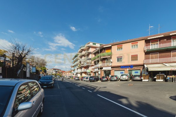 locale di sgombero in vendita a Gravina di Catania