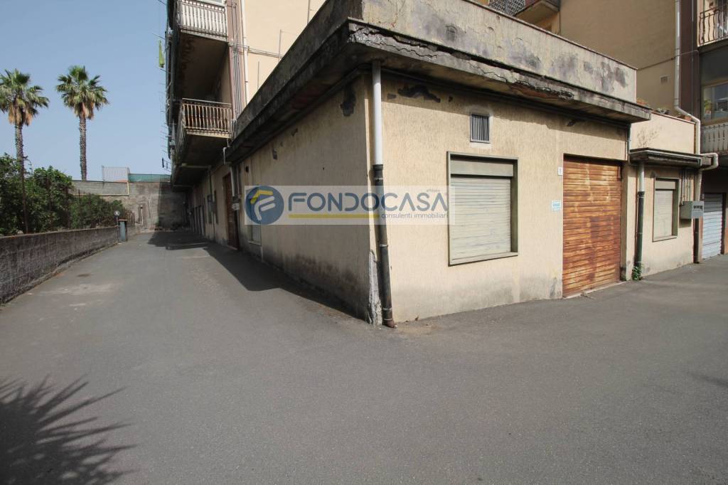 locale commerciale in vendita a Gravina di Catania