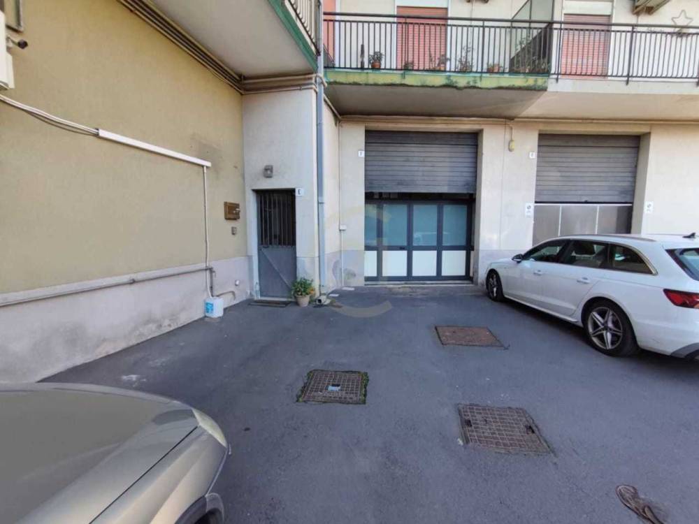 locale di sgombero in vendita a Gravina di Catania