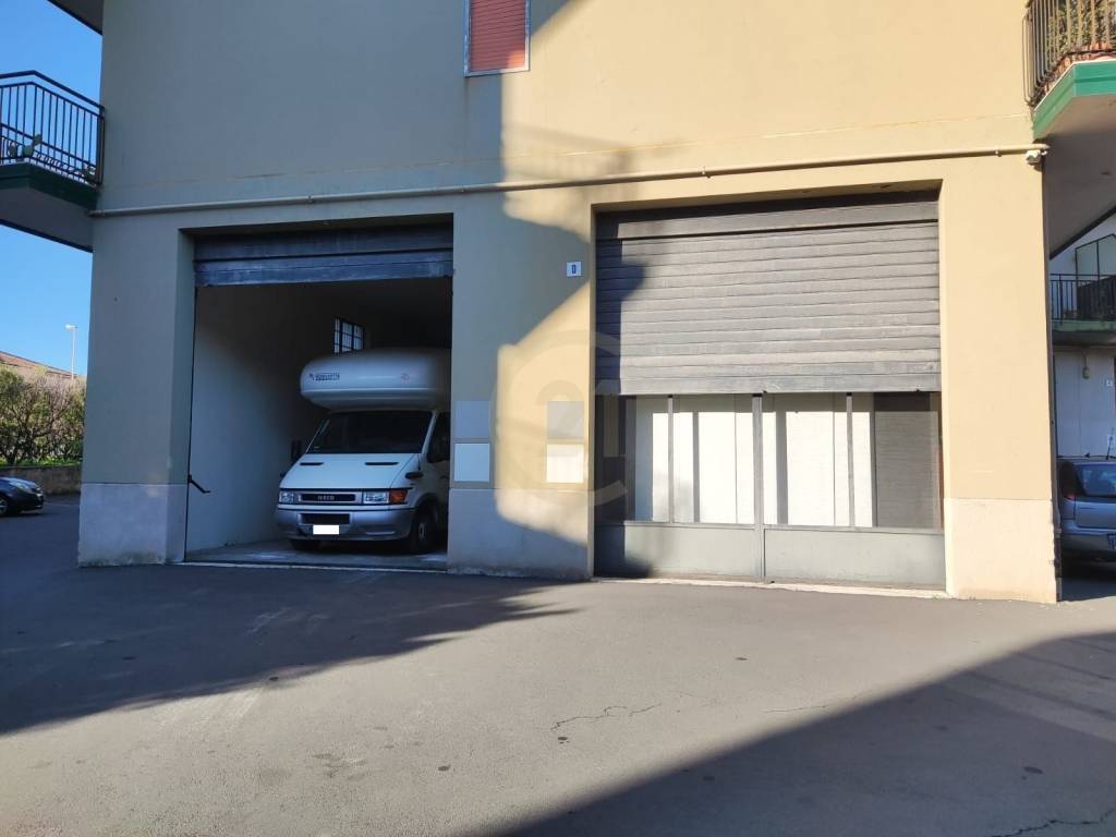 locale di sgombero in vendita a Gravina di Catania