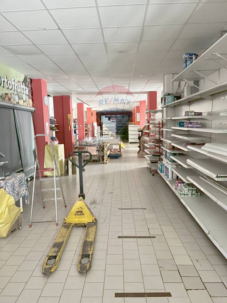 locale commerciale in vendita a Gravina di Catania