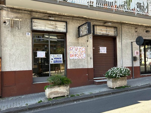 locale commerciale in vendita a Gravina di Catania