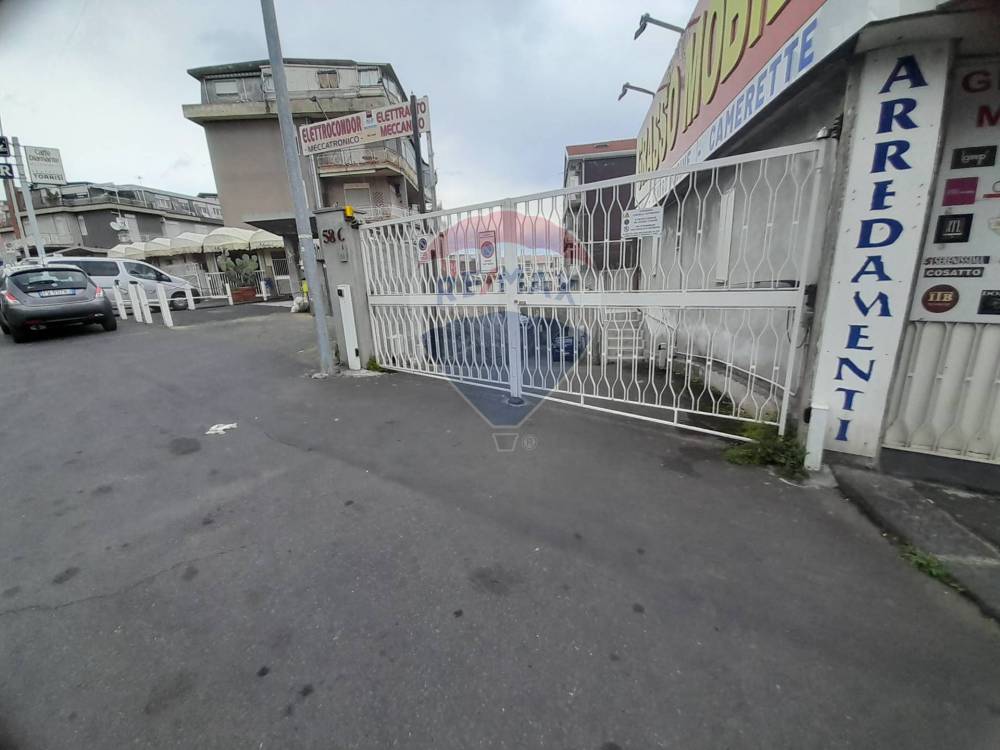 locale commerciale in vendita a Gravina di Catania in zona San Paolo
