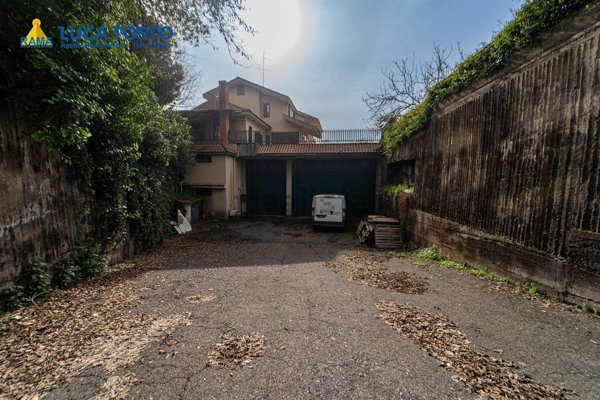 locale di sgombero in vendita a Gravina di Catania