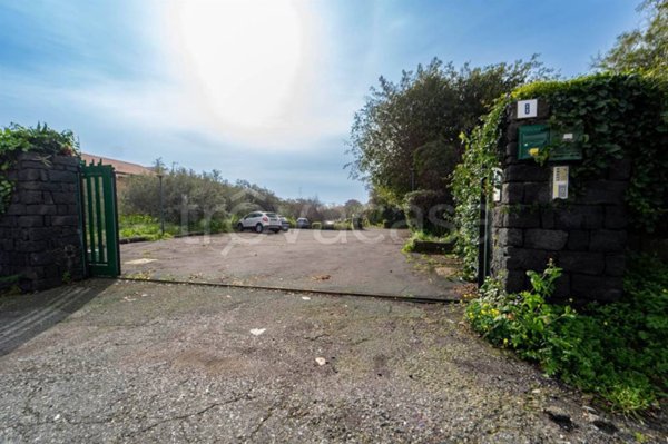 locale commerciale in vendita a Gravina di Catania