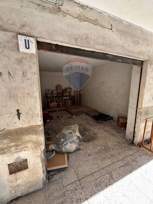 locale di sgombero in vendita a Gravina di Catania