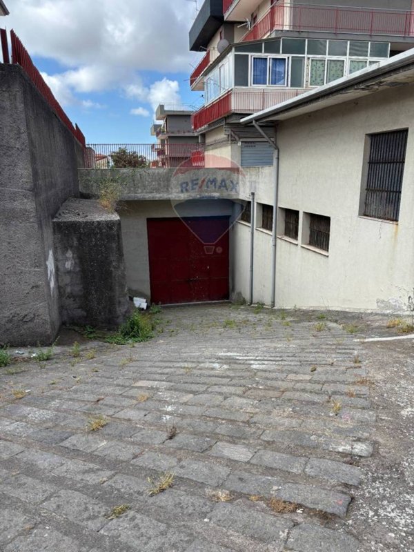 locale di sgombero in vendita a Gravina di Catania