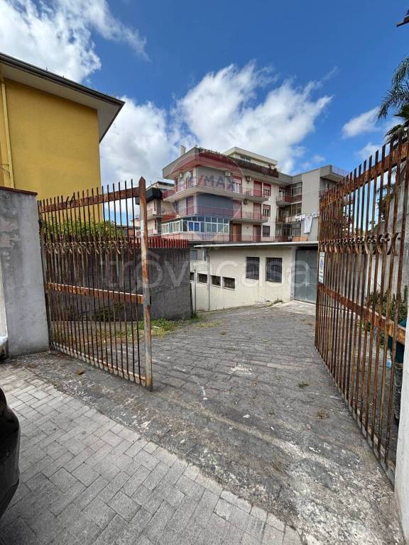locale di sgombero in vendita a Gravina di Catania