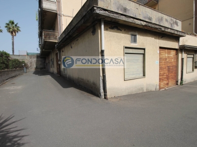 locale commerciale in vendita a Gravina di Catania