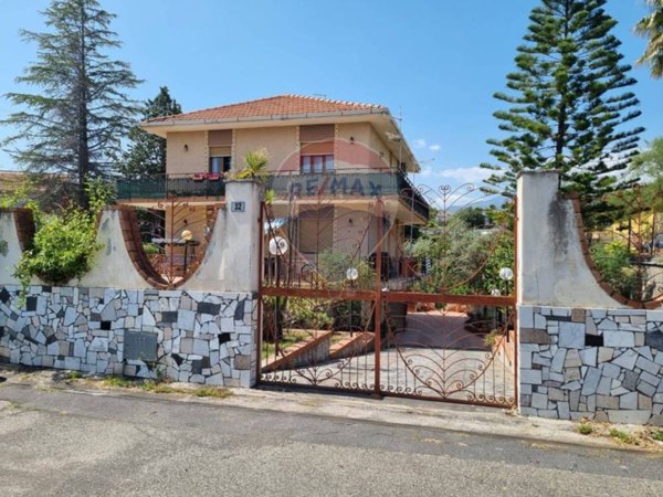 casa indipendente in vendita a Gravina di Catania
