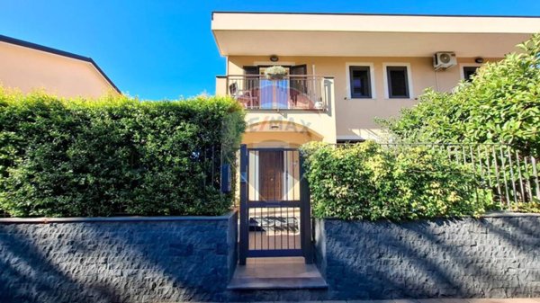 casa indipendente in vendita a Gravina di Catania