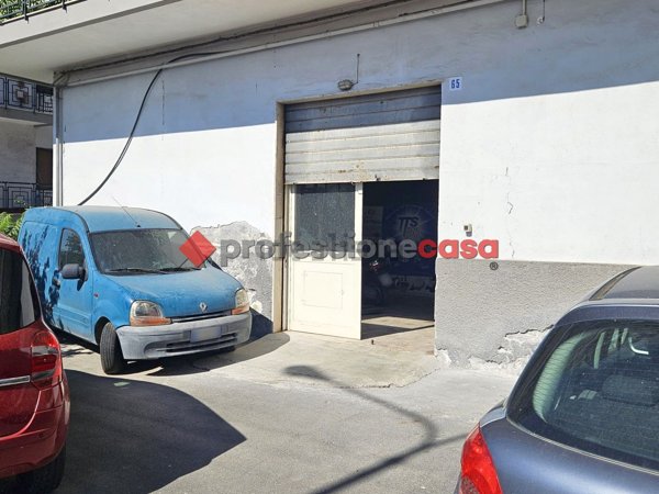 locale commerciale in vendita a Gravina di Catania