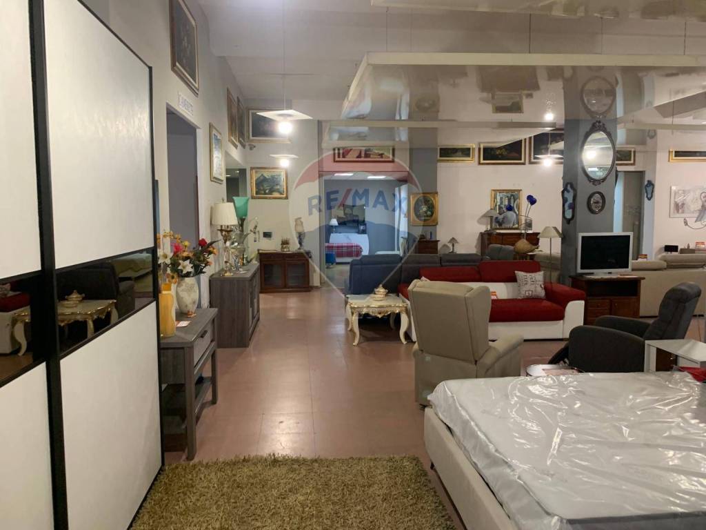 locale commerciale in vendita a Gravina di Catania