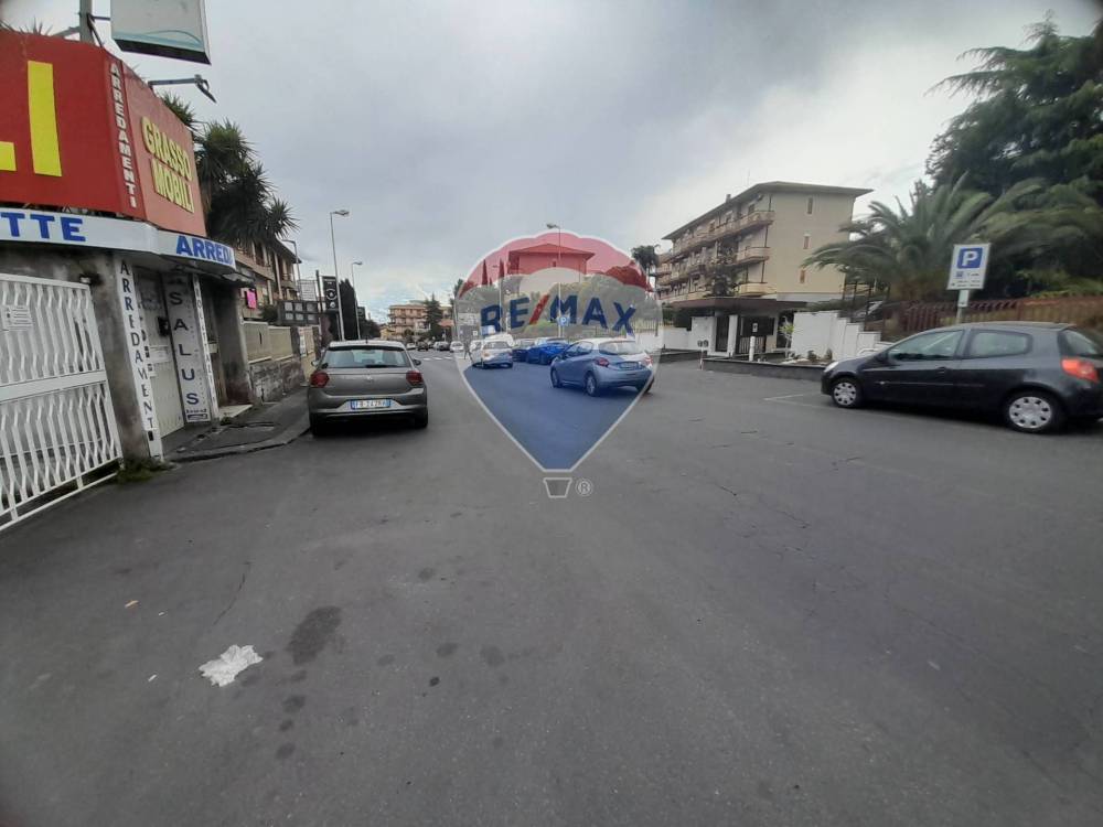 locale commerciale in vendita a Gravina di Catania