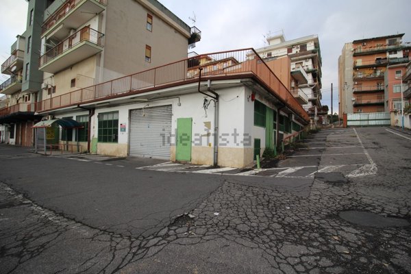 locale commerciale in vendita a Gravina di Catania