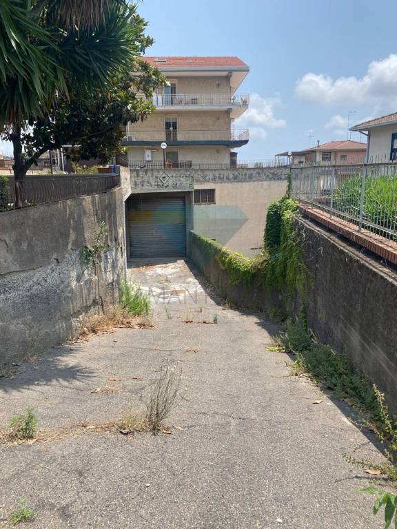 locale commerciale in vendita a Gravina di Catania