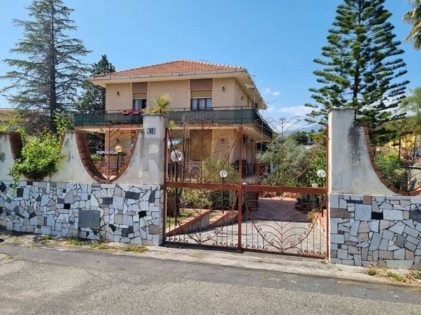 casa indipendente in vendita a Gravina di Catania