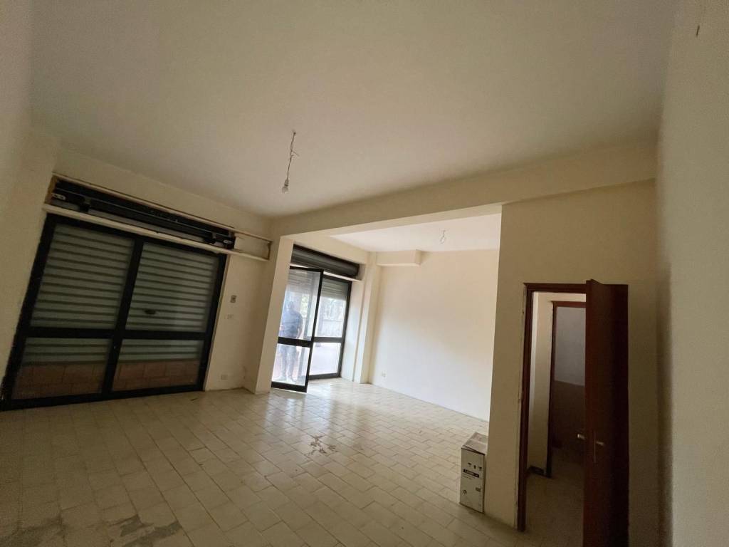 negozio in vendita a Gravina di Catania