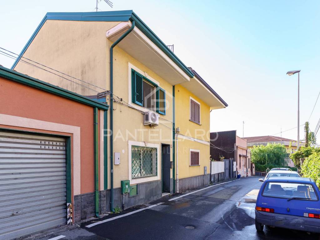 casa indipendente in vendita a Gravina di Catania