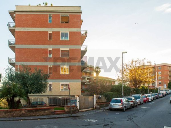 locale commerciale in vendita a Gravina di Catania