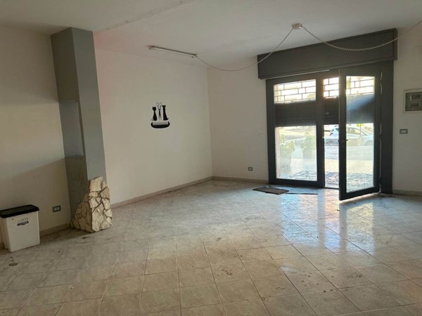 negozio in vendita a Gravina di Catania