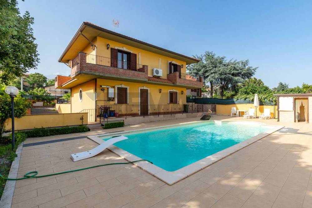 casa indipendente in vendita a Gravina di Catania