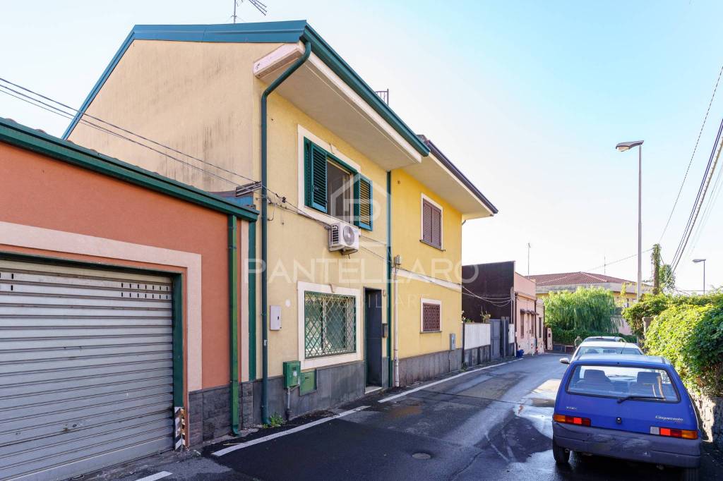 casa indipendente in vendita a Gravina di Catania