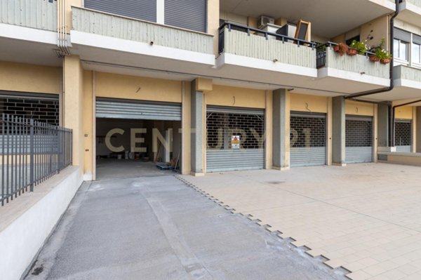 locale commerciale in vendita a Gravina di Catania in zona San Paolo