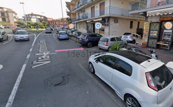 locale di sgombero in vendita a Gravina di Catania