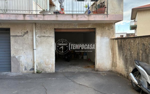 locale di sgombero in vendita a Gravina di Catania