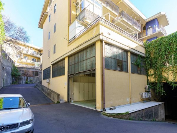 locale commerciale in vendita a Gravina di Catania